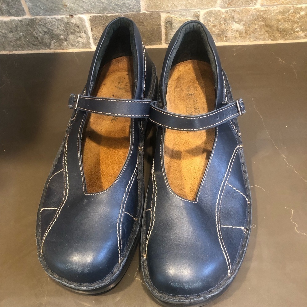 Naot navy leather low platform heel contrast stitching Mary Janes shoes size 40